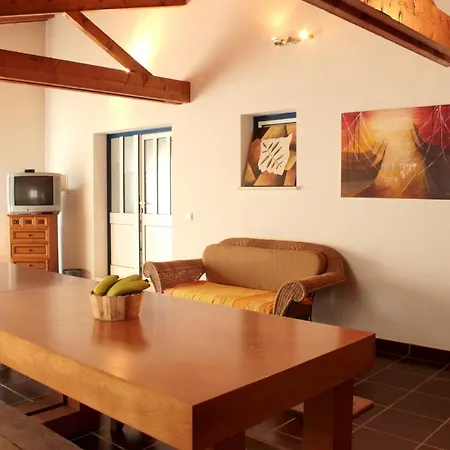 Charming Poolside Retreat * Burinhosa