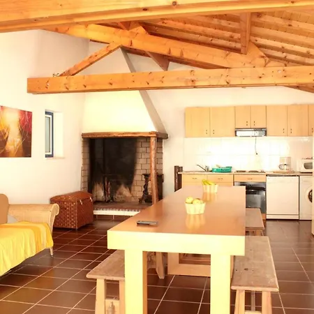 Charming Poolside Retreat Burinhosa
